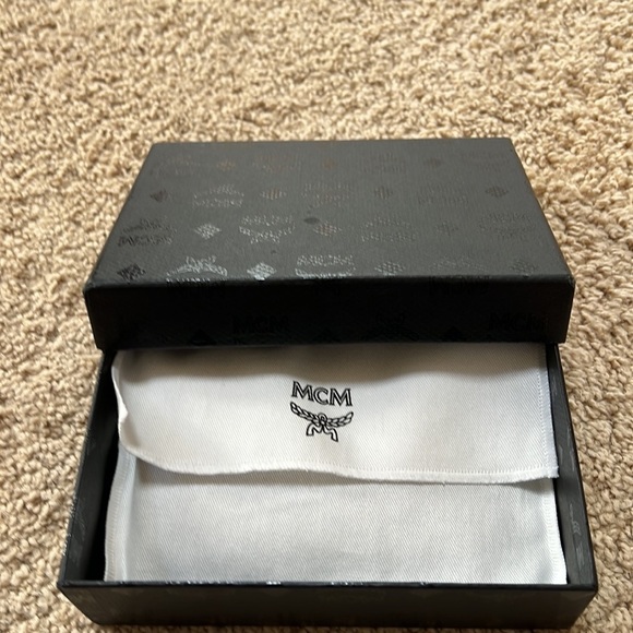 MCM men's lion embossed black with blue and grey mini zipped coin card holder - Picture 10 of 13